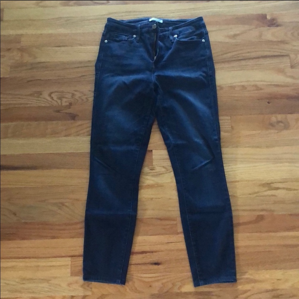 Good American skinny legged dark washed jeans